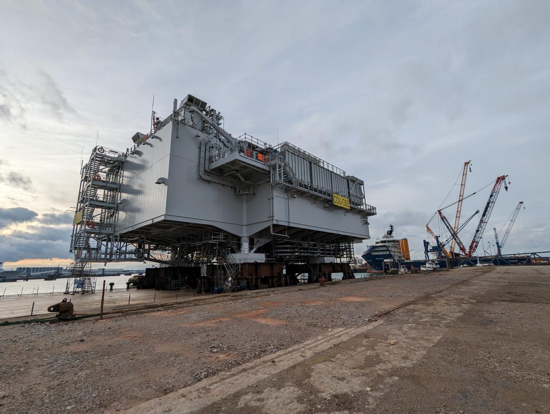 Port de Cherbourg Arrivee_de_la_station electrique_du_champ_eolien_de_Courseulles®Hervé Monin