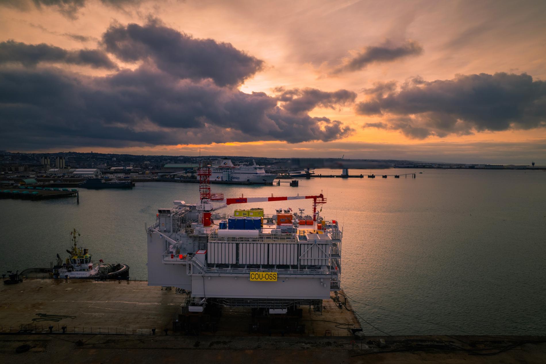 Port_de_Cherbourg_Station_electrique_champ_eolien_en_mer_Calvados®Biplan-J.Banzet