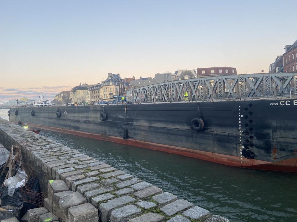 Arrivée de la barge de transport